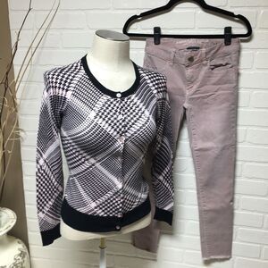 American Eagle Sz 0 Dusty Rose Raw Hem Jeans PLUS NY & Co Black & Pink Sweater
